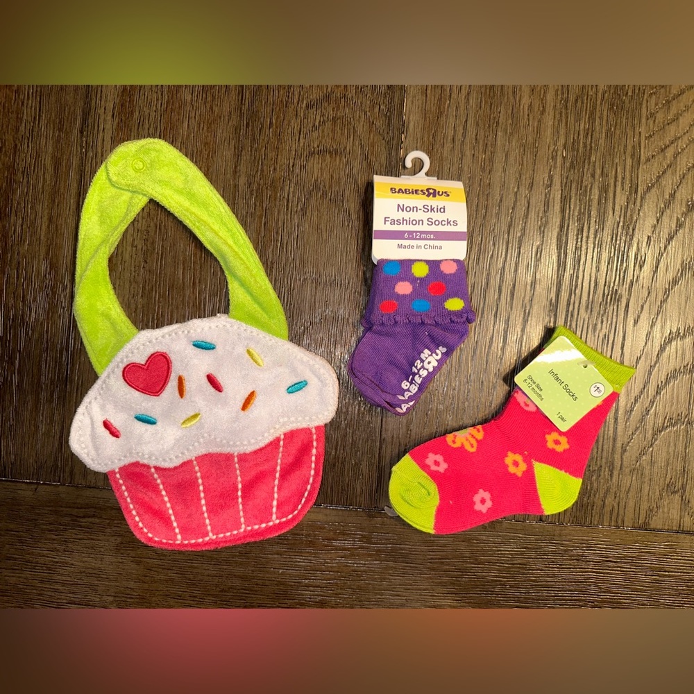 NWT Baby Girls Carter’s Cupcake Bib and 2 x Socks 6-12mo